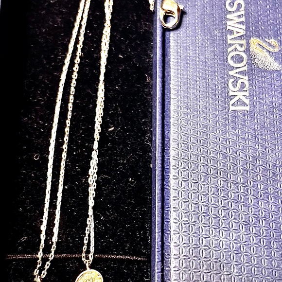 Pair of Necklaces Wings
Design by Swarovski - Picture 4 of 6